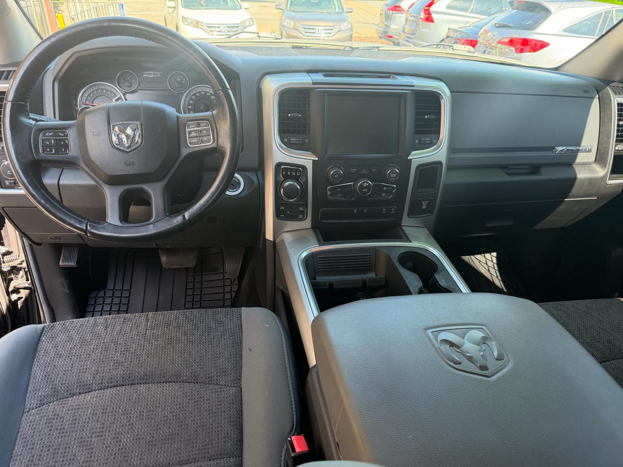RAM 1500 4WD Crew Cab 140.5" Big Horn 2017