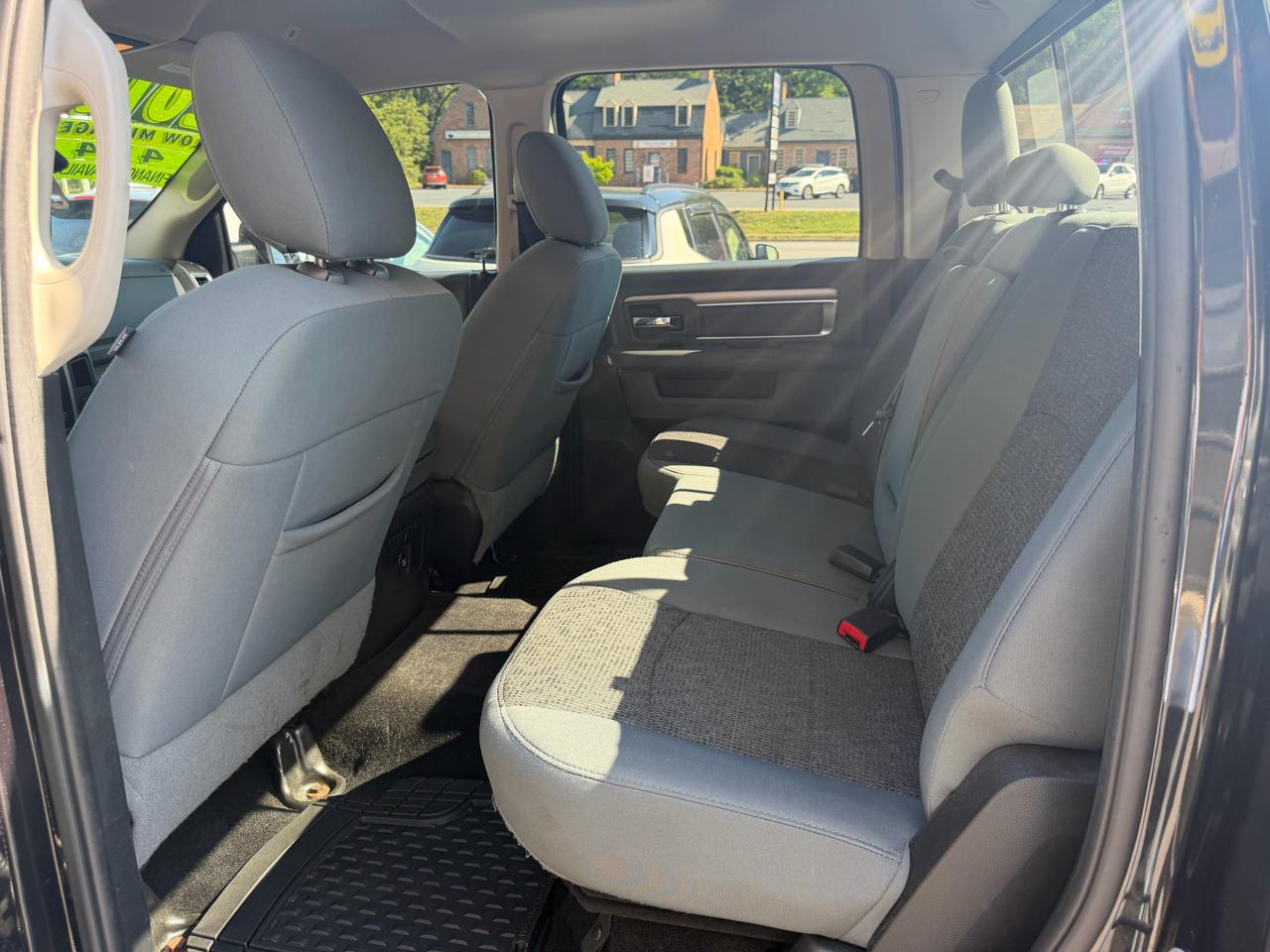 RAM 1500 4WD Crew Cab 140.5" Big Horn 2017