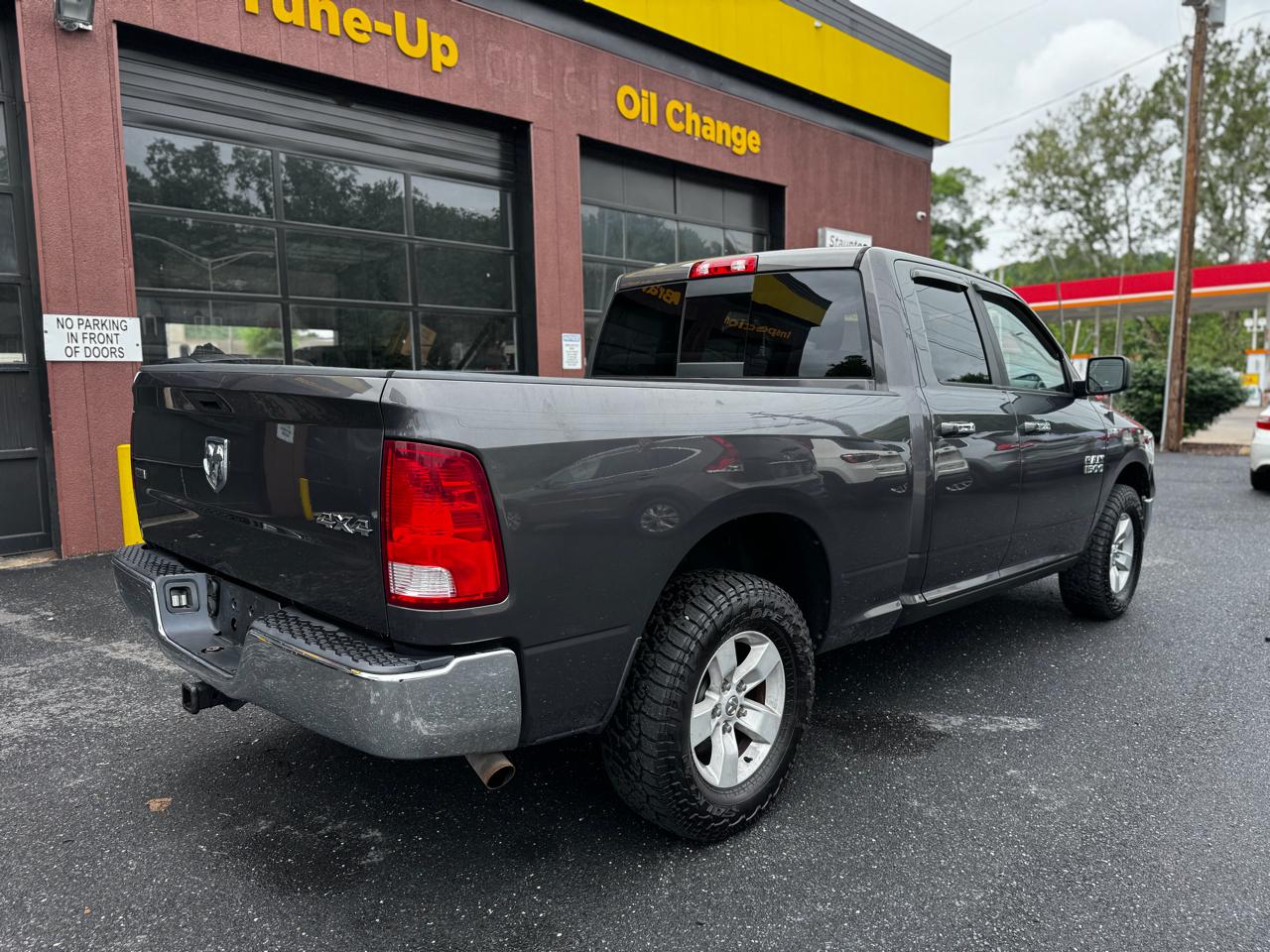 RAM 1500 4WD Quad Cab 140.5" SLT 2016