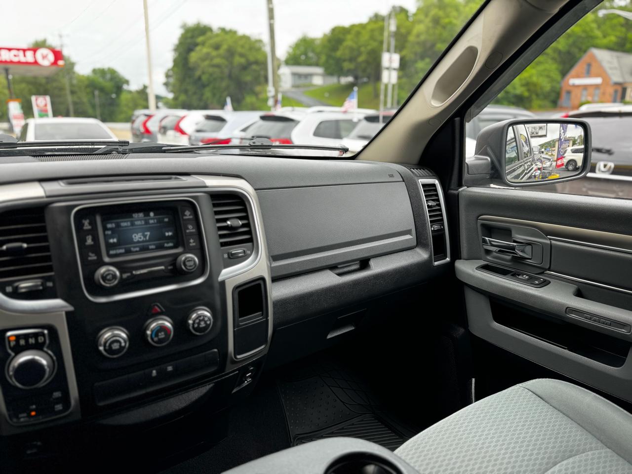 RAM 1500 4WD Quad Cab 140.5" SLT 2016