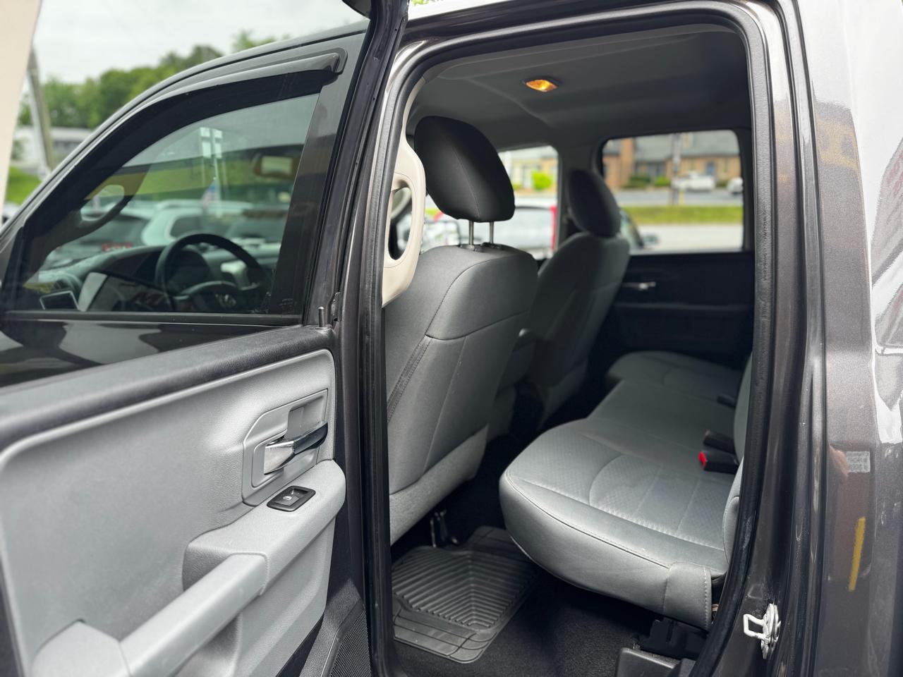 RAM 1500 4WD Quad Cab 140.5" SLT 2016