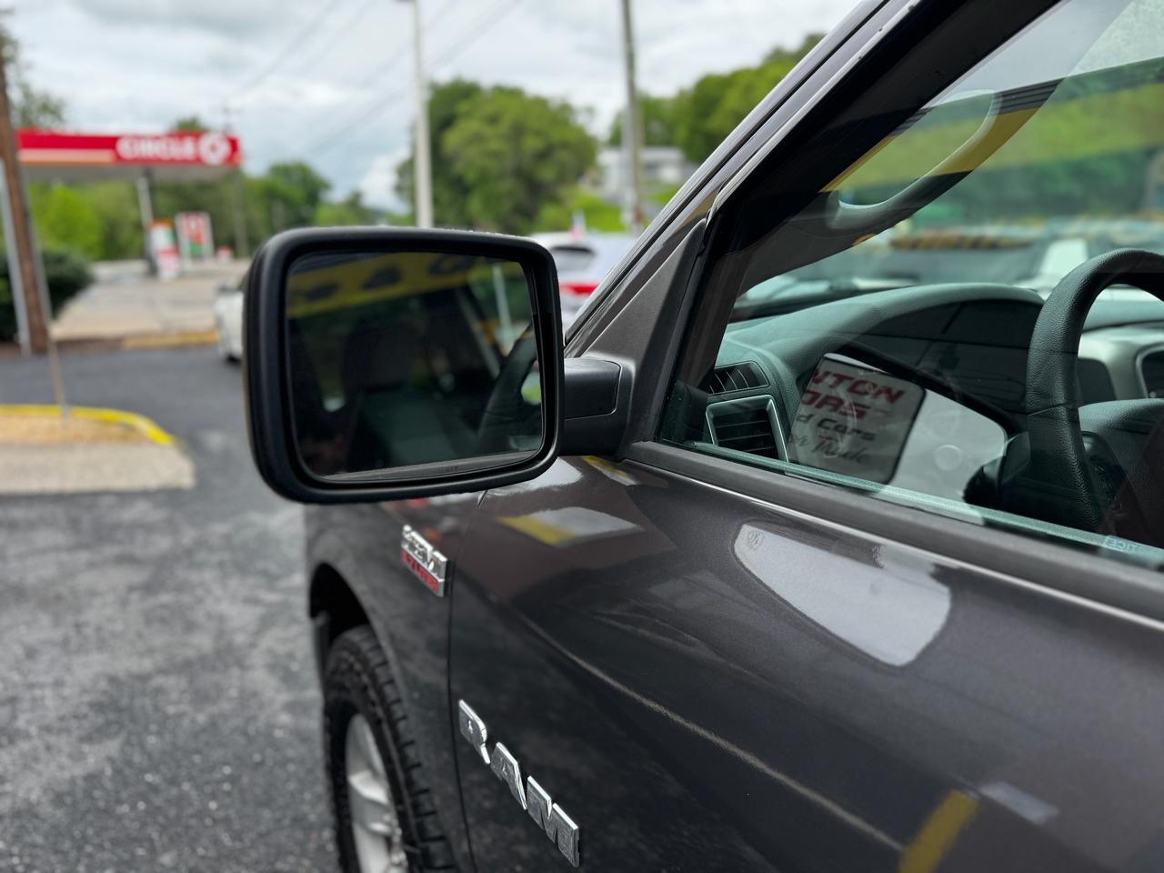RAM 1500 4WD Quad Cab 140.5" SLT 2016