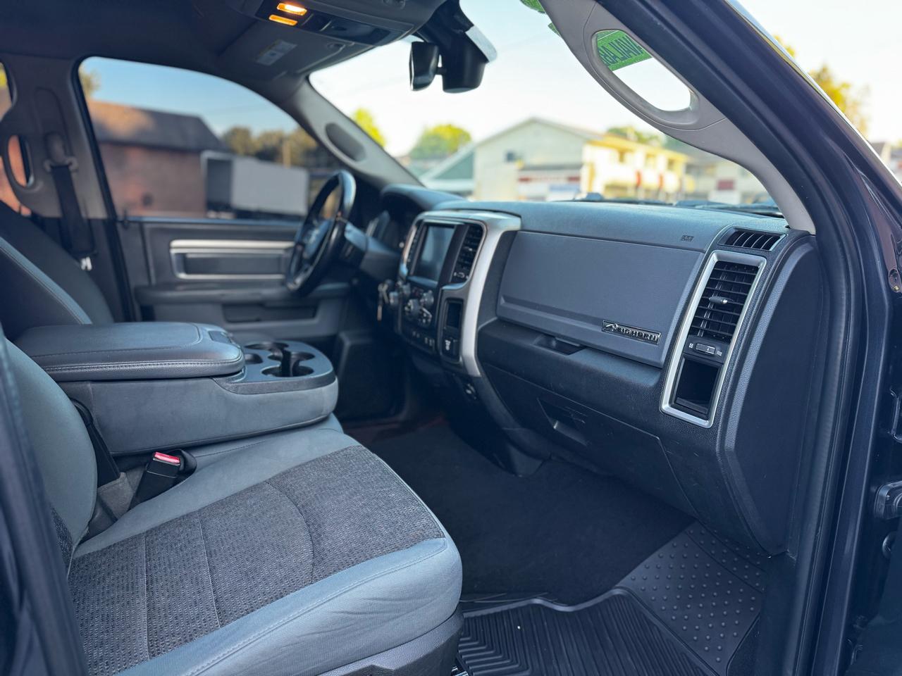 RAM 1500 SLT Quad Cab 4WD 2017
