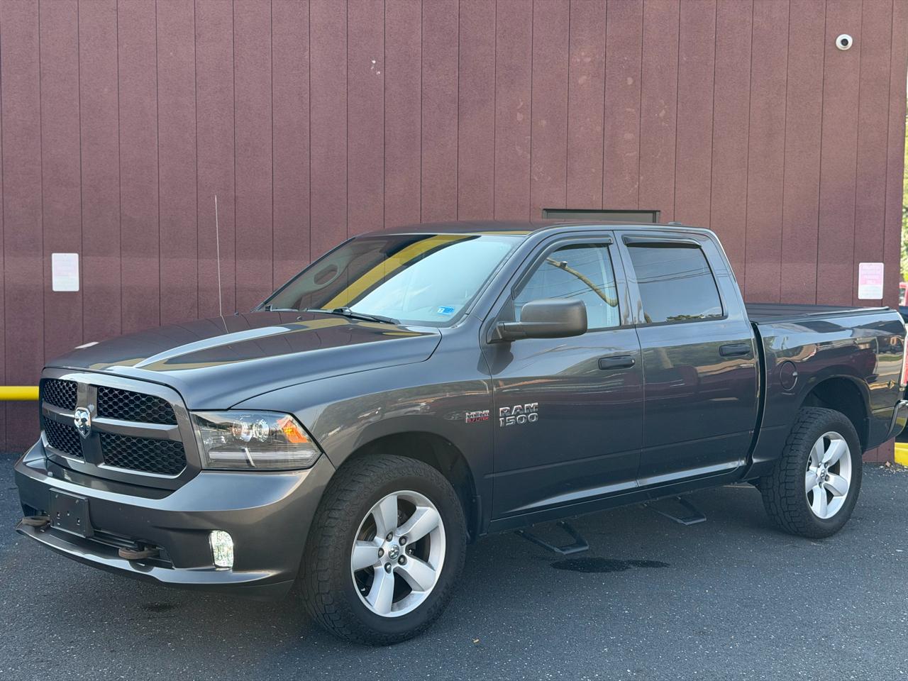 RAM 1500 4WD Crew Cab 140.5" Express 2016