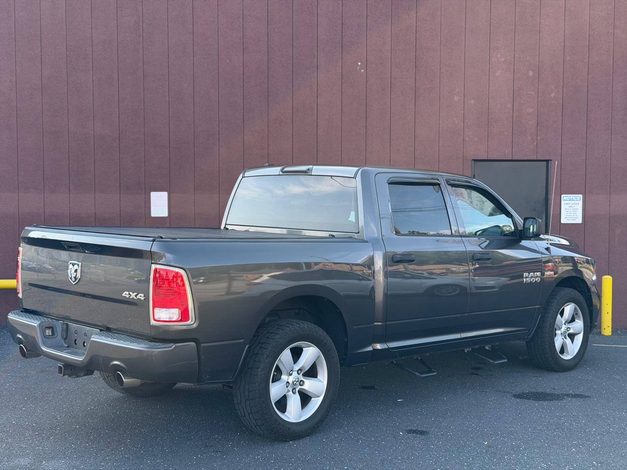 RAM 1500 4WD Crew Cab 140.5" Express 2016
