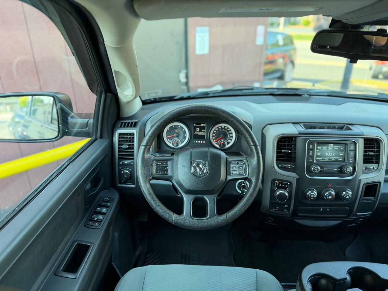 RAM 1500 4WD Crew Cab 140.5" Express 2016