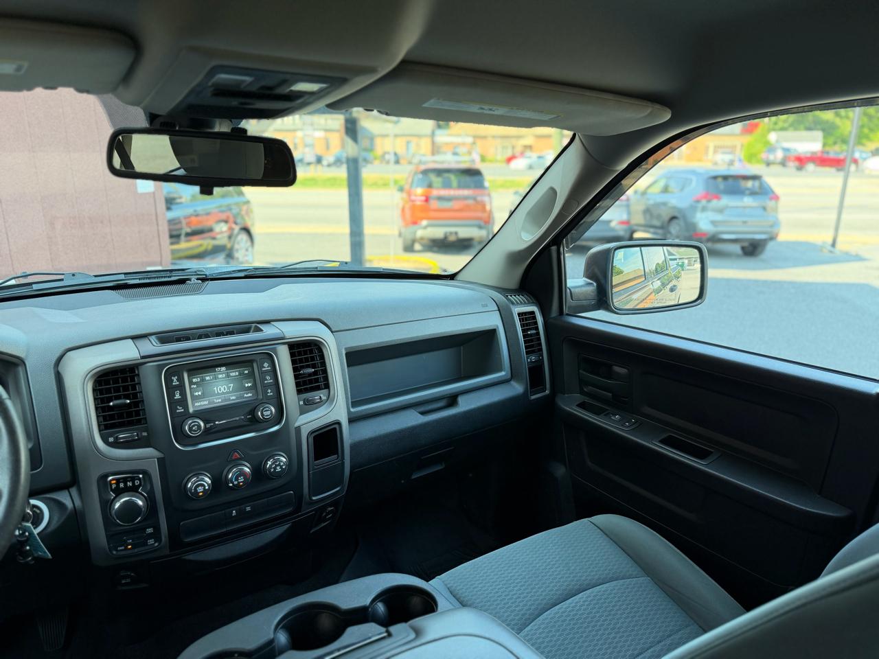 RAM 1500 4WD Crew Cab 140.5" Express 2016