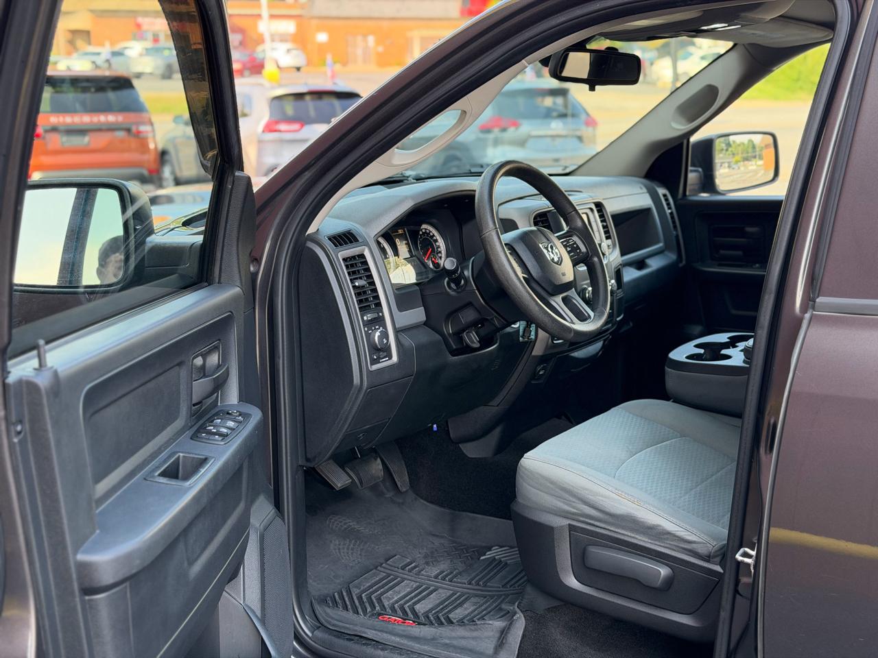 RAM 1500 4WD Crew Cab 140.5" Express 2016