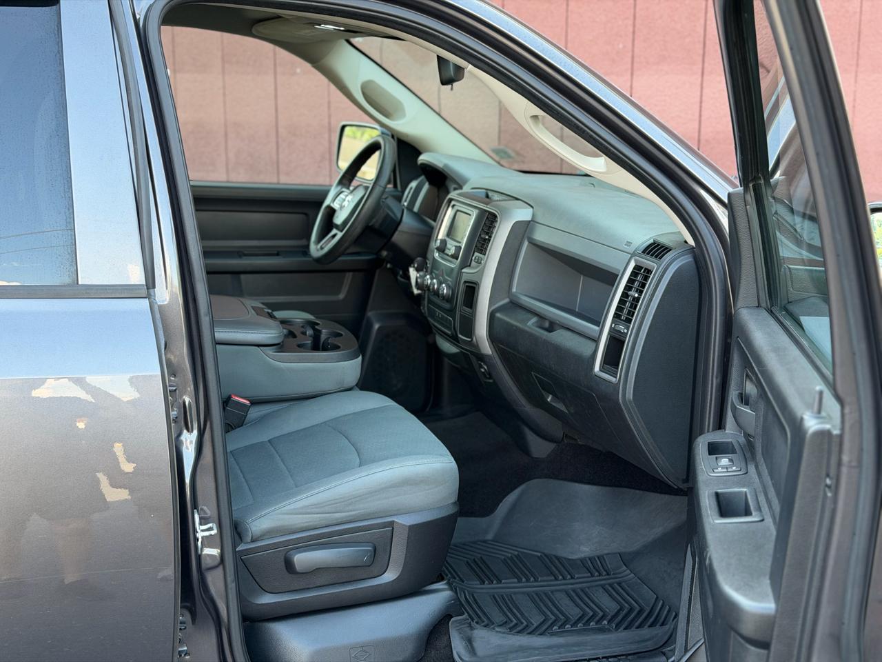 RAM 1500 4WD Crew Cab 140.5" Express 2016