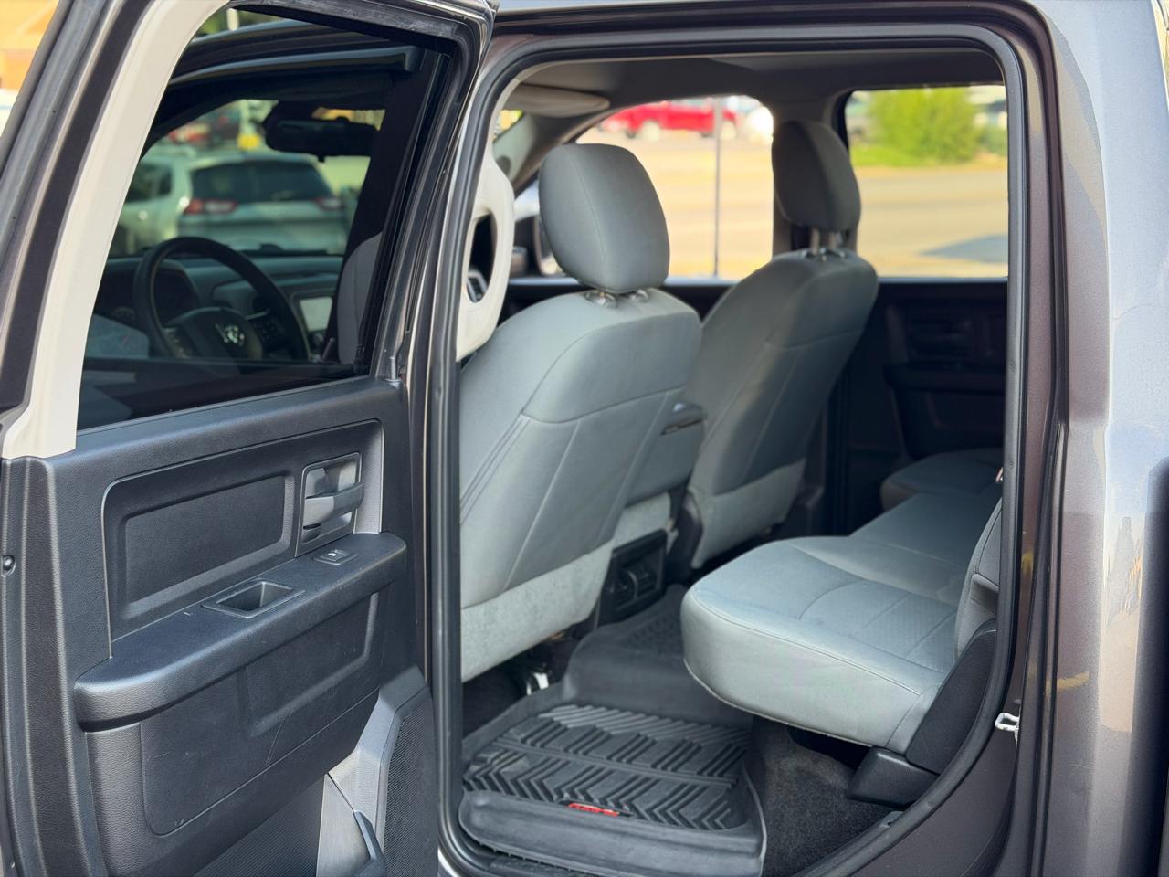 RAM 1500 4WD Crew Cab 140.5" Express 2016