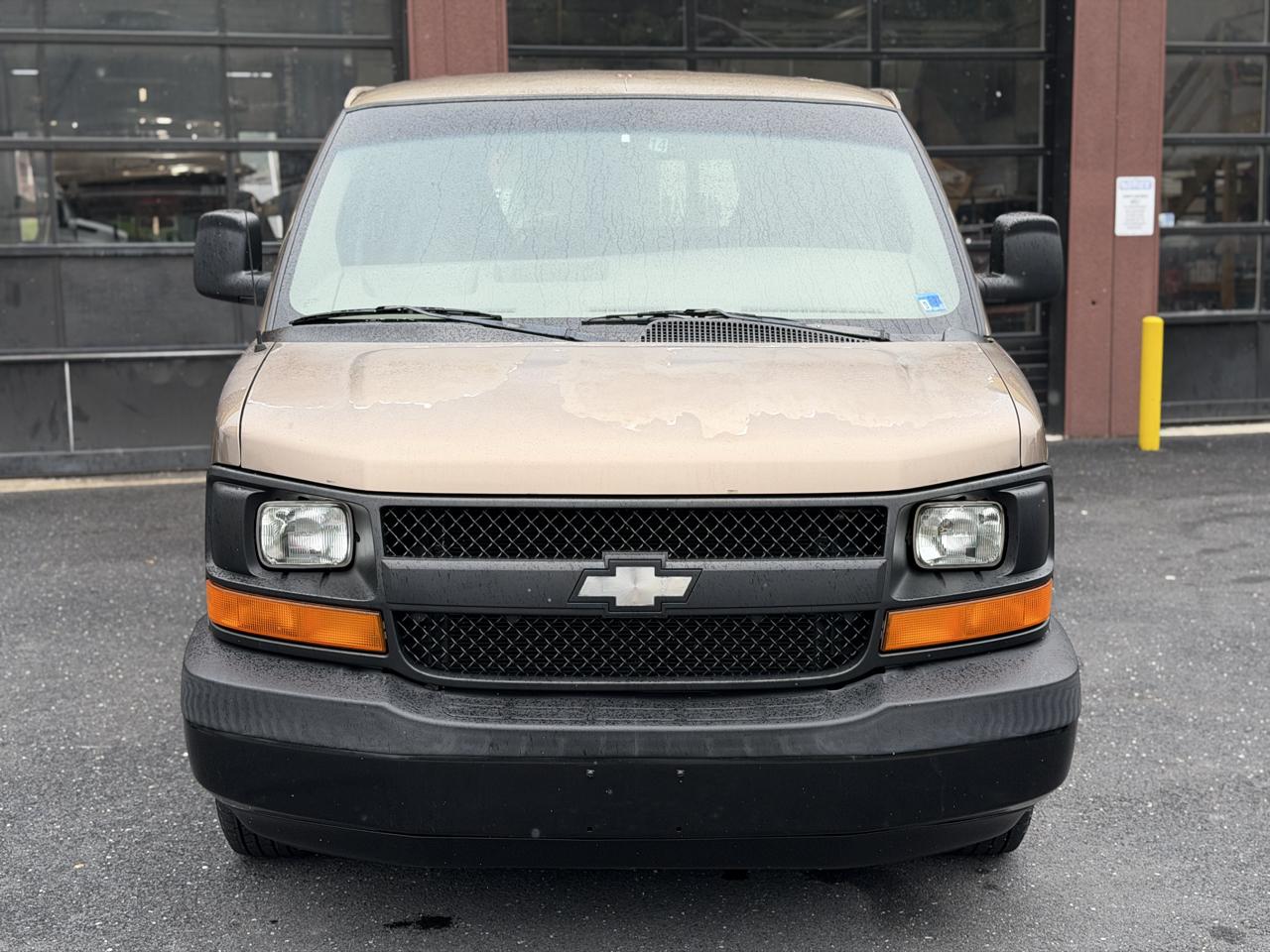 Chevrolet Express photo 2