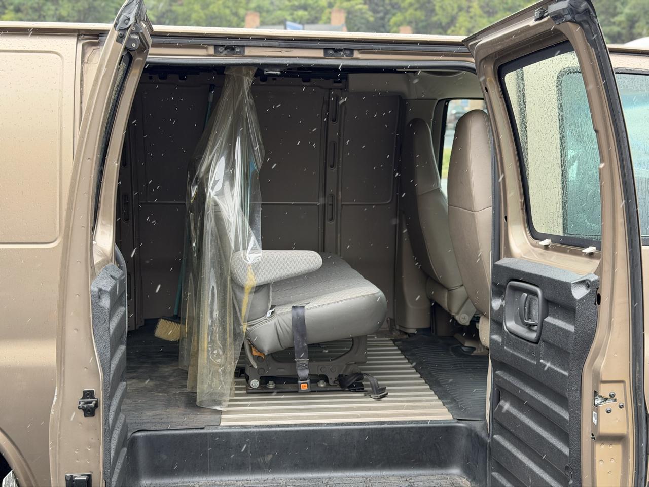 Chevrolet Express photo 14