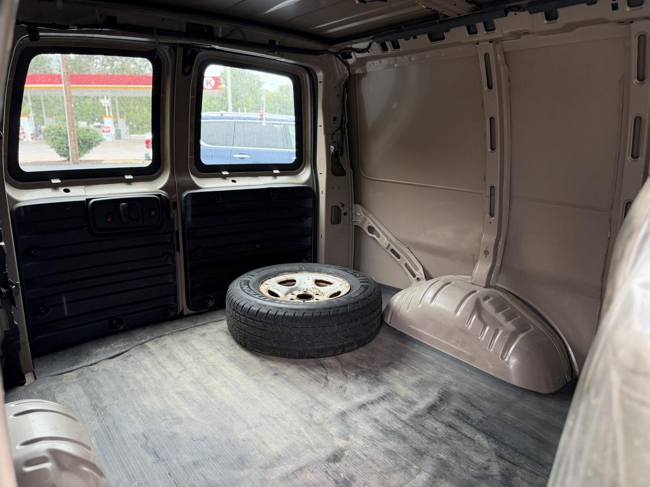 Chevrolet Express photo 16