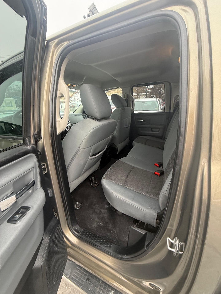 RAM 1500 4WD Quad Cab 140.5" Big Horn 2014