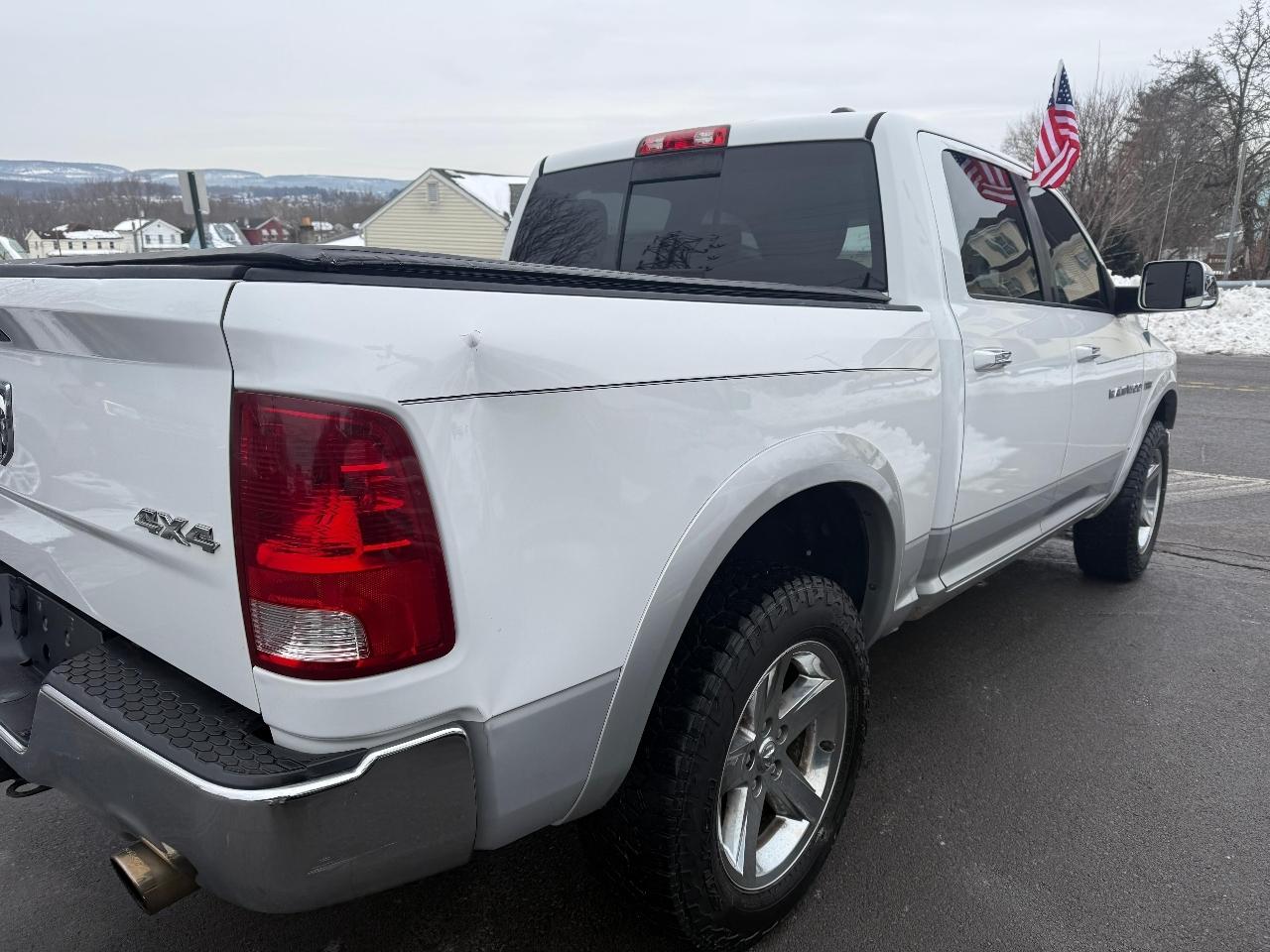 RAM 1500 4WD Crew Cab 140.5" Laramie 2012