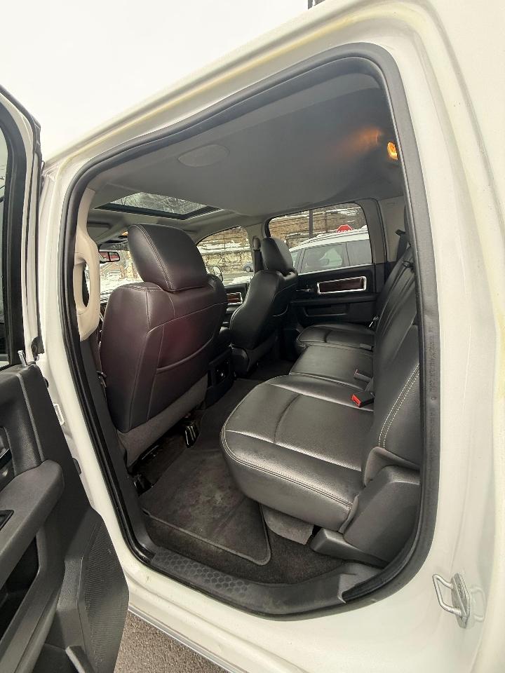 RAM 1500 4WD Crew Cab 140.5" Laramie 2012