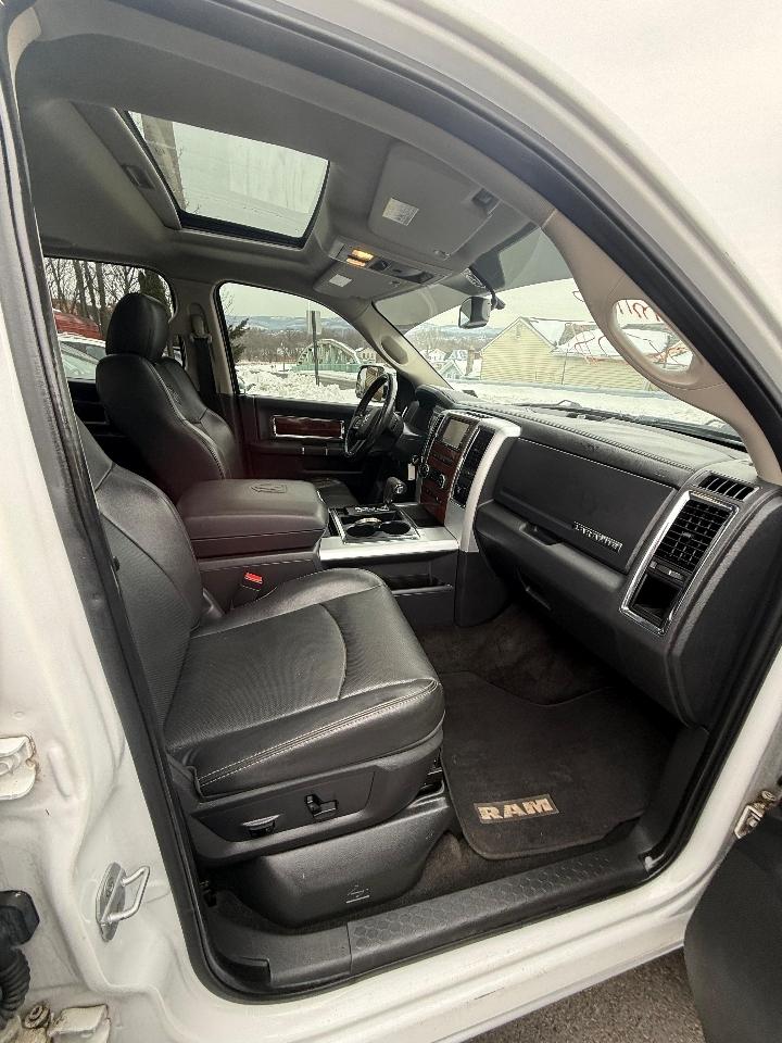 RAM 1500 4WD Crew Cab 140.5" Laramie 2012