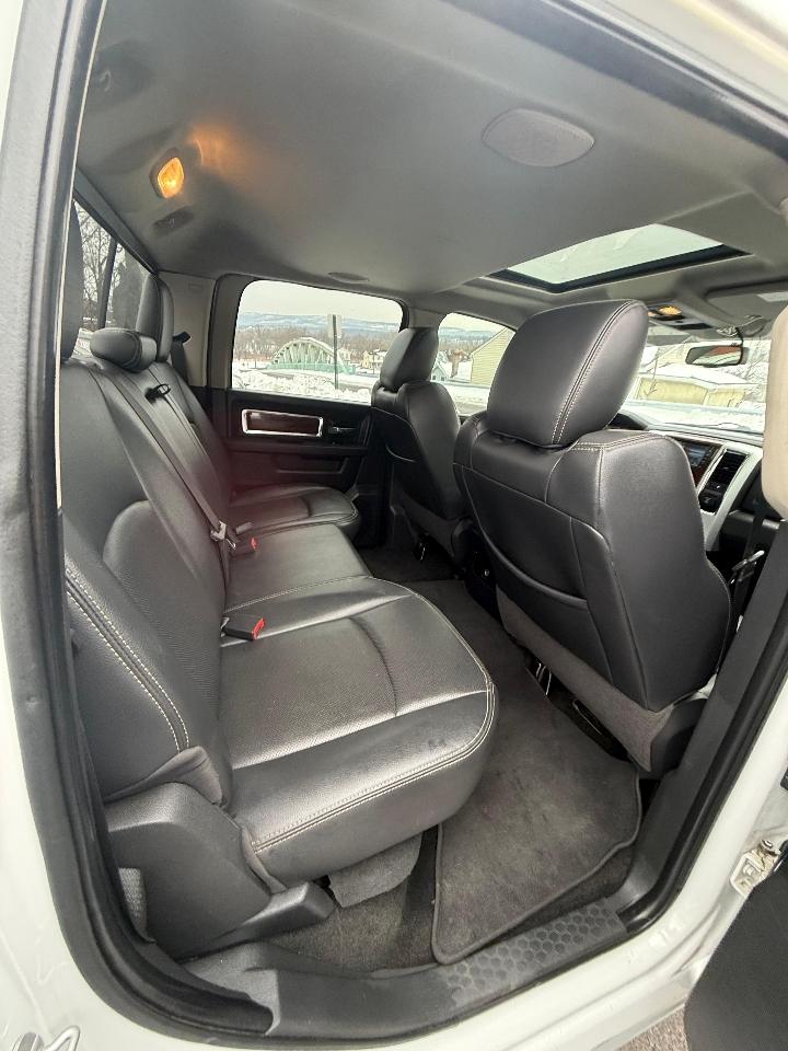 RAM 1500 4WD Crew Cab 140.5" Laramie 2012