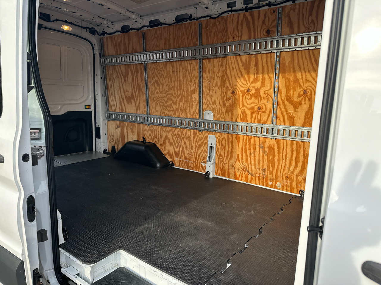Ford Transit 350 Van Med. Roof w/Sliding Pass. 148-in. WB 2015