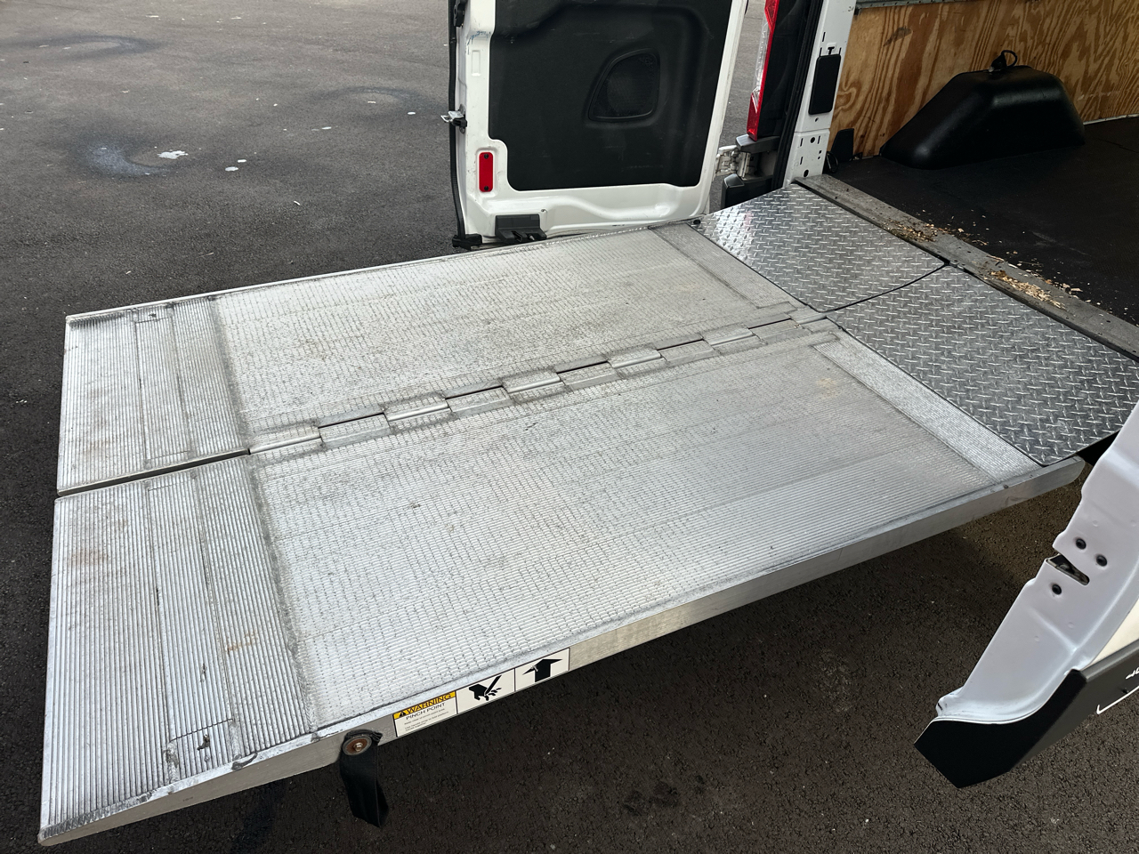 Ford Transit 350 Van Med. Roof w/Sliding Pass. 148-in. WB 2015