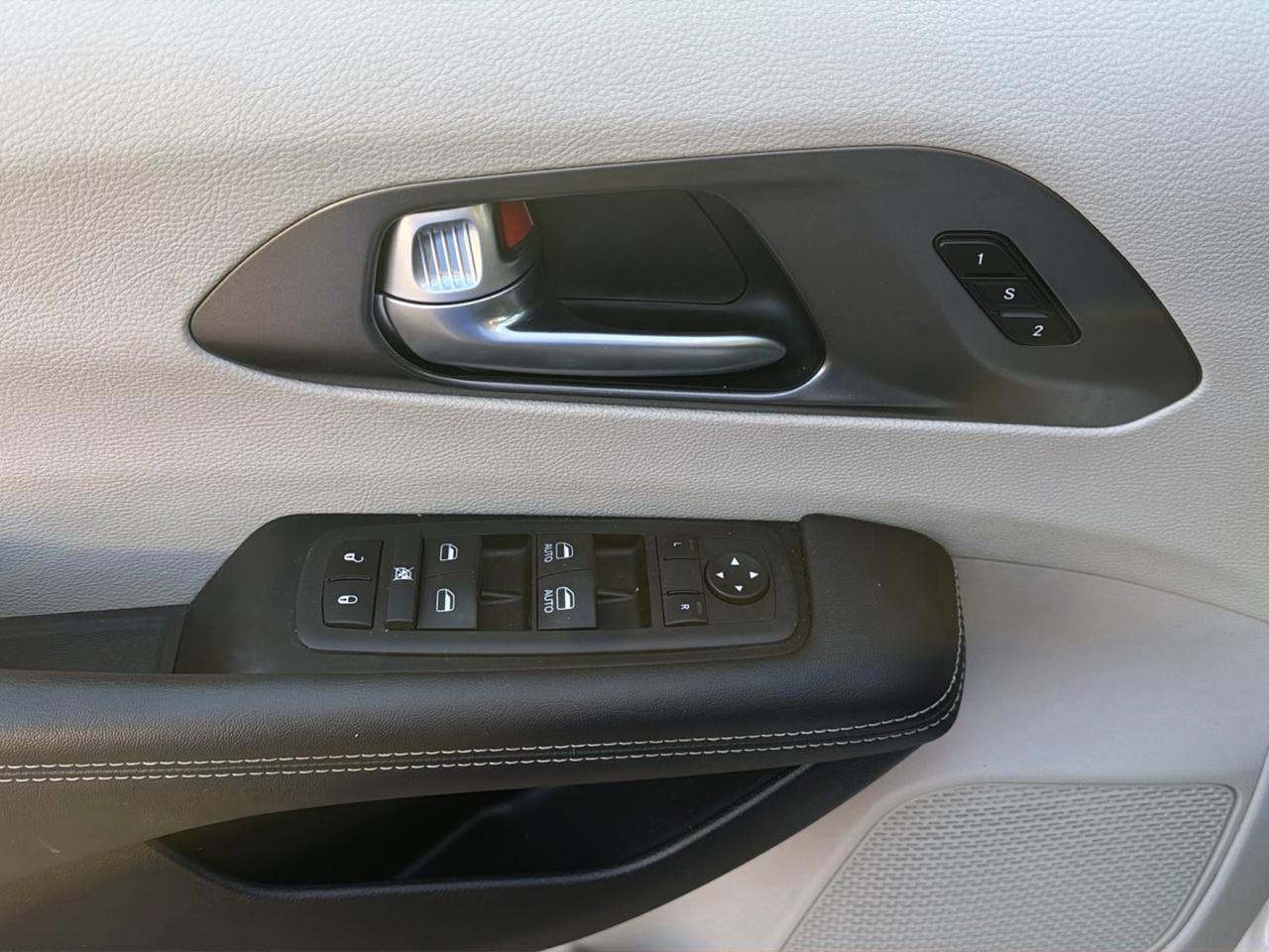 Chrysler Pacifica Touring L 2024