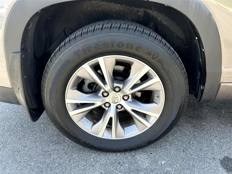 2014 Toyota Highlander LE photo 6