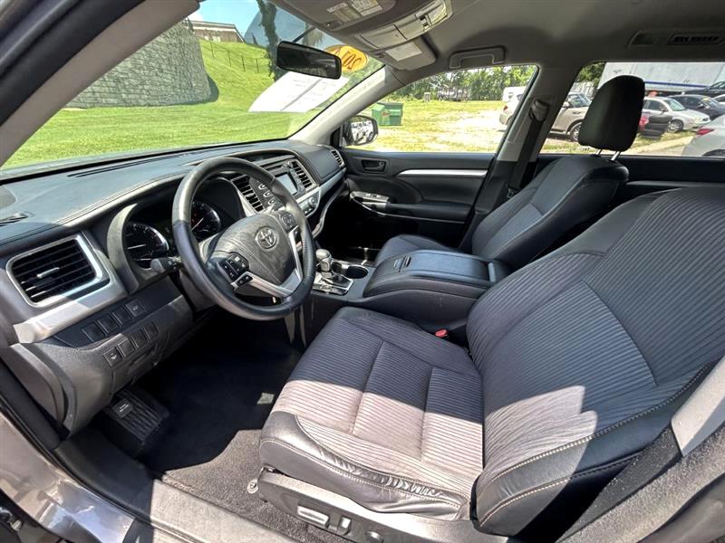 2014 Toyota Highlander LE photo 9