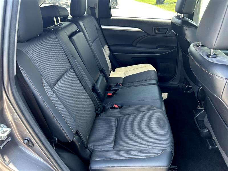 2014 Toyota Highlander LE photo 14