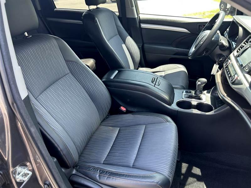 2014 Toyota Highlander LE photo 21
