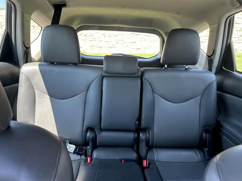 2014 Toyota Prius V Three photo 21