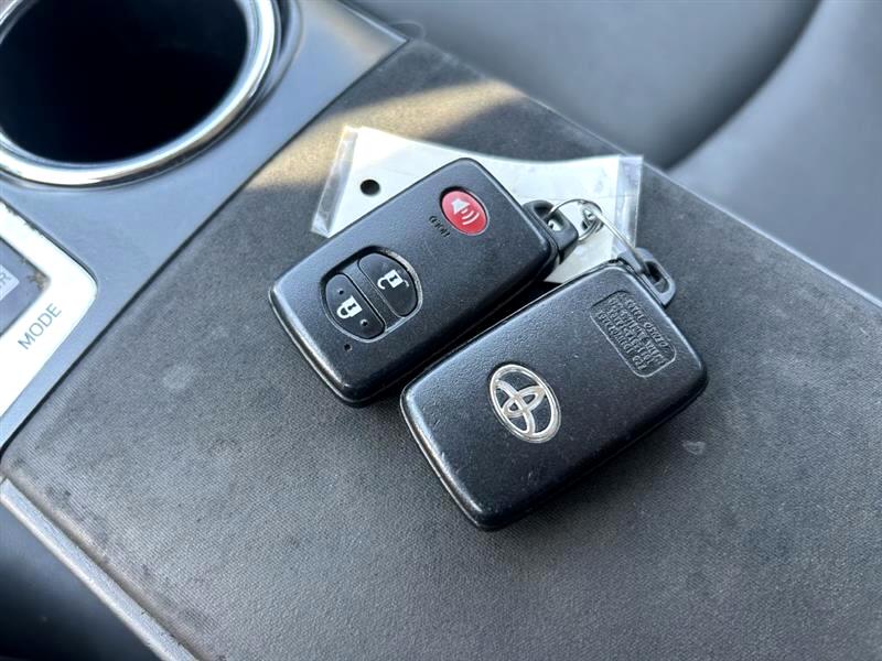 2014 Toyota Prius V Three photo 23