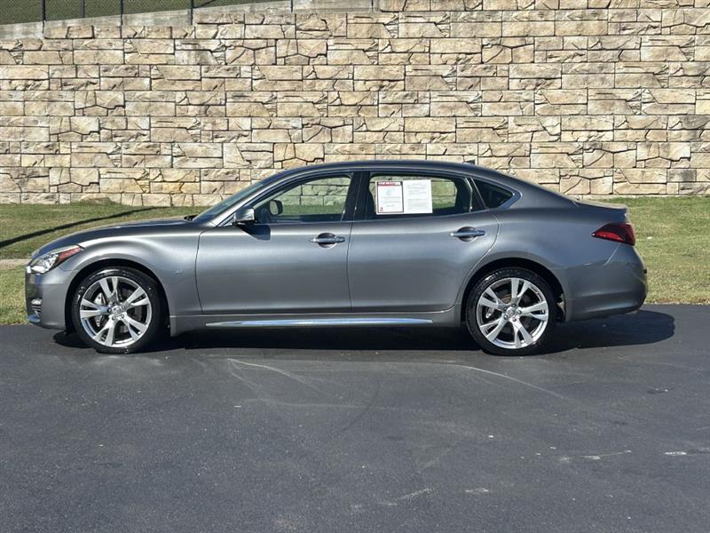 2017 Infiniti Q70 3.7 AWD photo 2