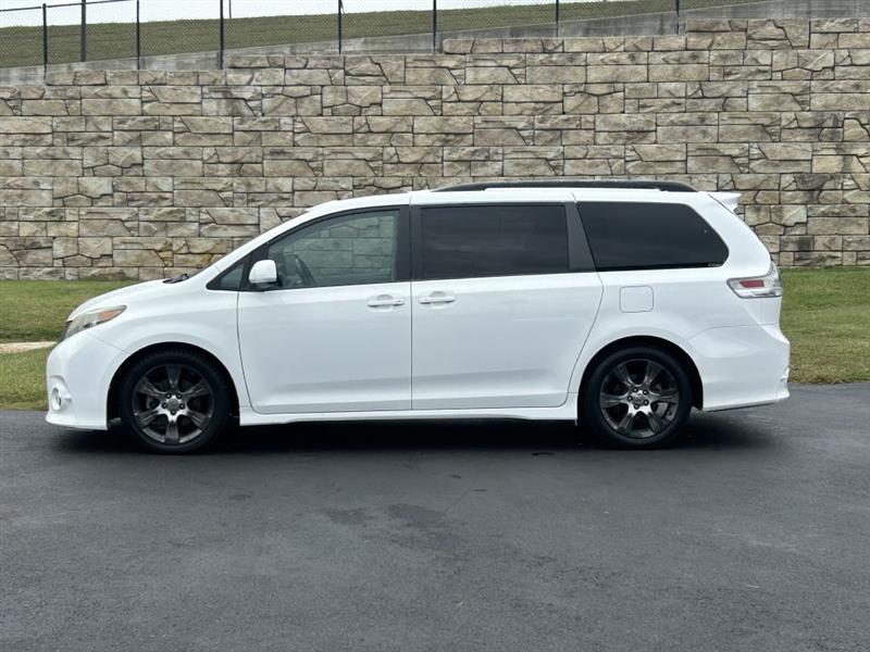 2011 Toyota Sienna Base photo 2
