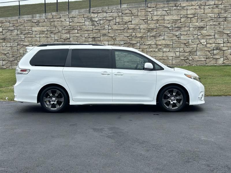 2011 Toyota Sienna Base photo 3