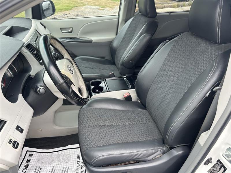 2011 Toyota Sienna Base photo 8