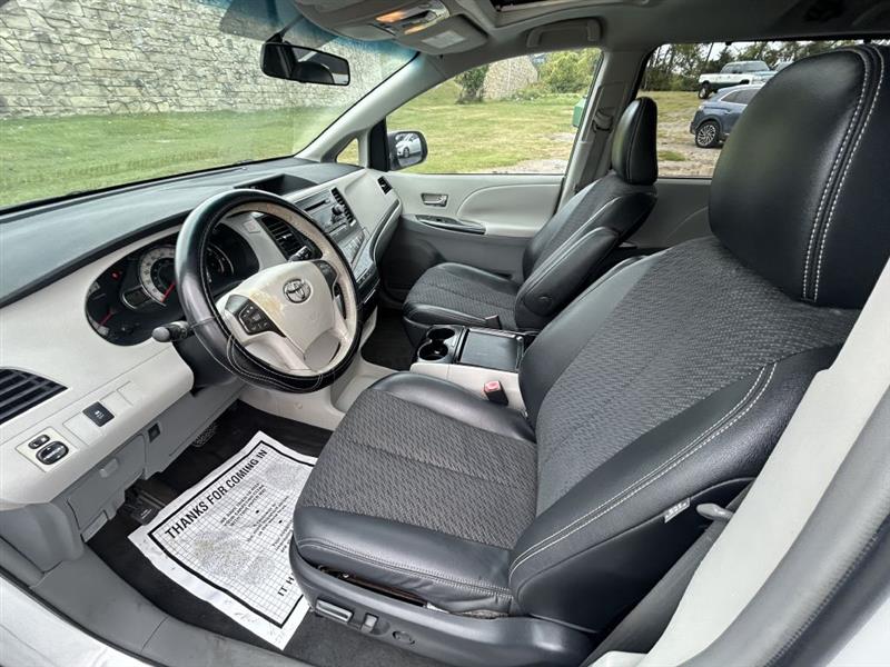 2011 Toyota Sienna Base photo 10
