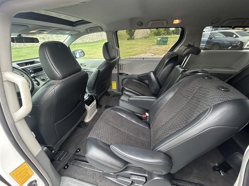 2011 Toyota Sienna Base photo 11