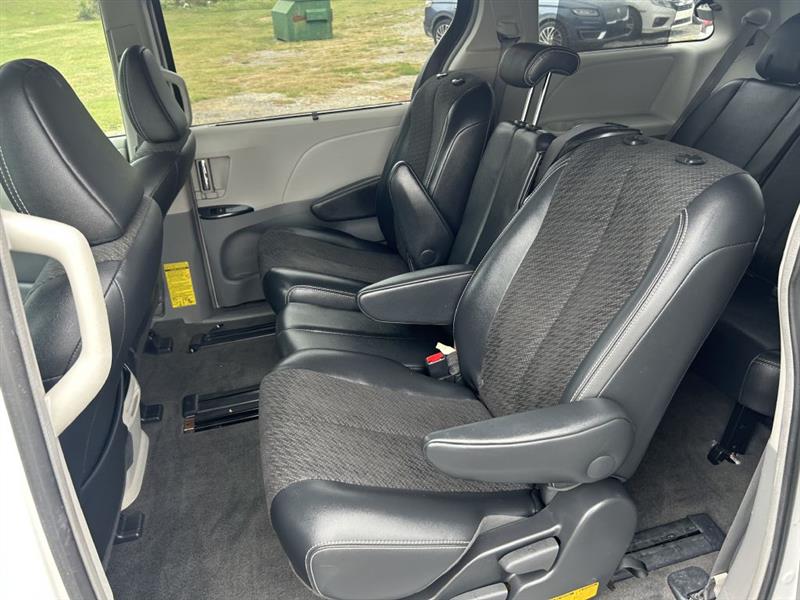 2011 Toyota Sienna Base photo 12