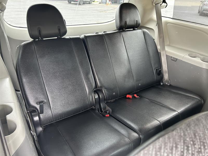 2011 Toyota Sienna Base photo 13