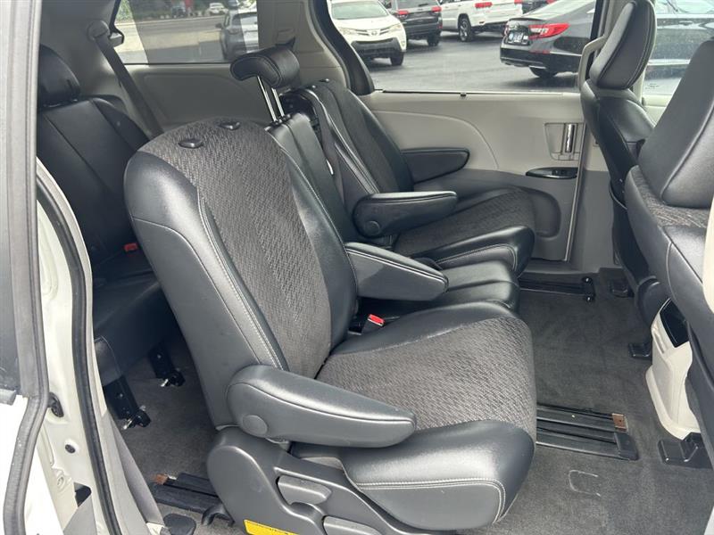 2011 Toyota Sienna Base photo 14