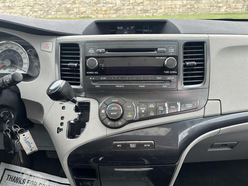 2011 Toyota Sienna Base photo 16