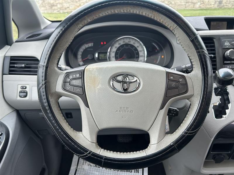 2011 Toyota Sienna Base photo 17