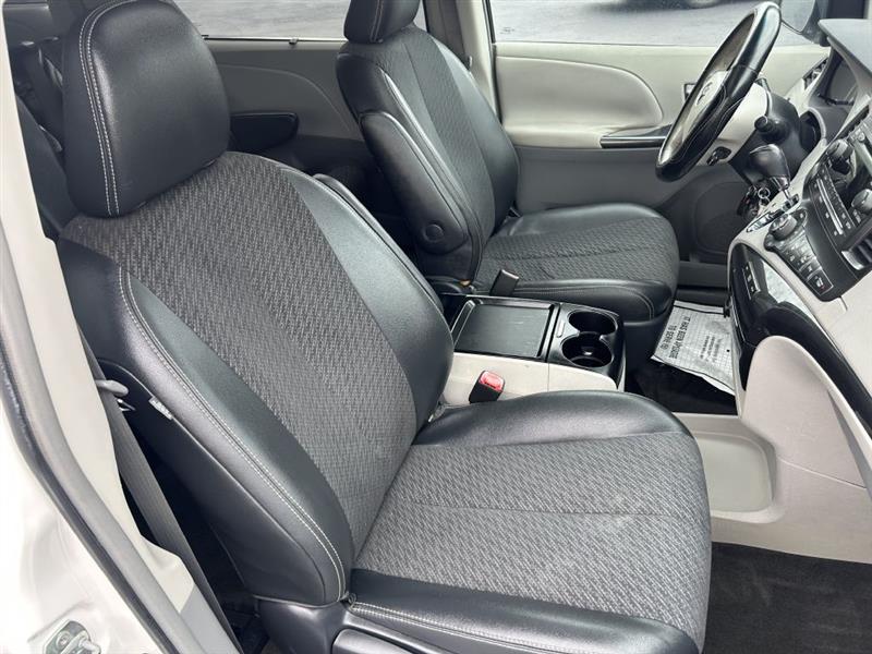 2011 Toyota Sienna Base photo 18