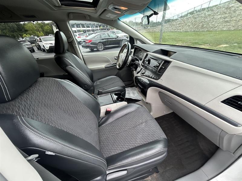 2011 Toyota Sienna Base photo 19
