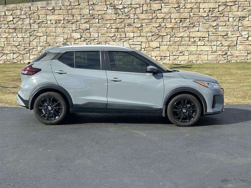 2022 Nissan Kicks SV photo 2