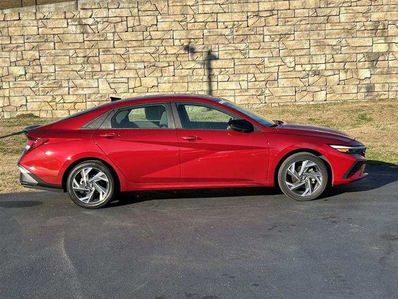 2025 Hyundai Elantra SEL Sport photo 3