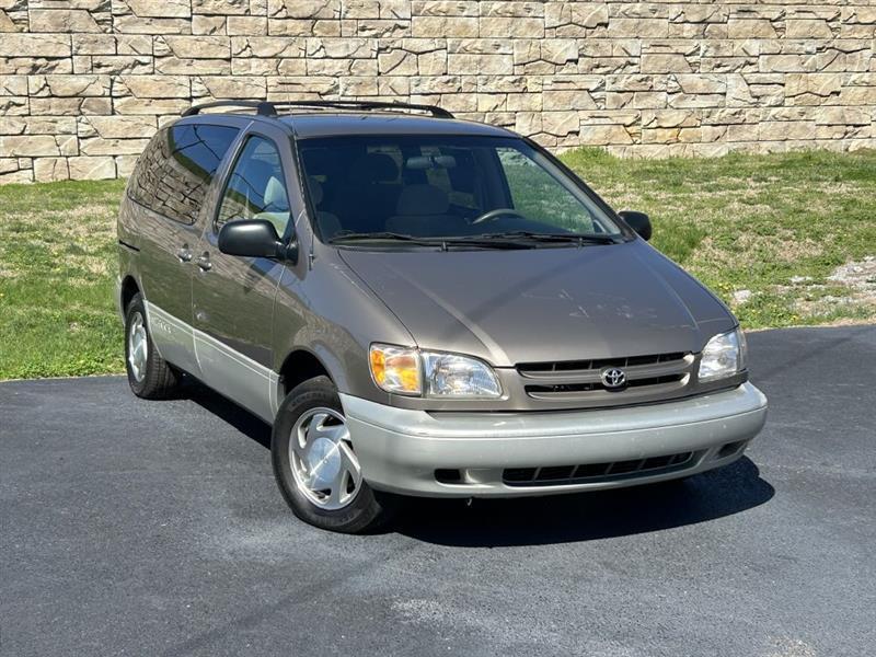 1999 Toyota Sienna LE 4-Door