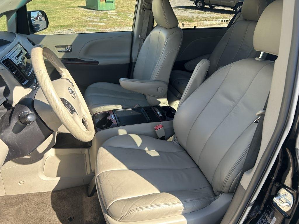 Toyota Sienna 5dr 7-Pass Van V6 Ltd AWD (Natl) 2014