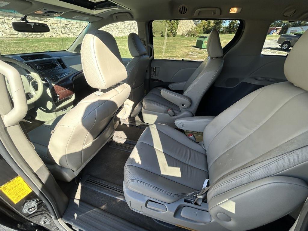 Toyota Sienna 5dr 7-Pass Van V6 Ltd AWD (Natl) 2014