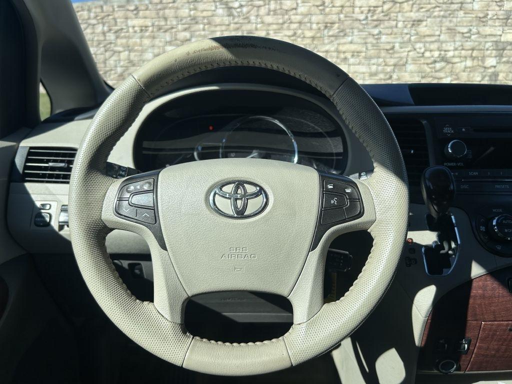 Toyota Sienna 5dr 7-Pass Van V6 Ltd AWD (Natl) 2014